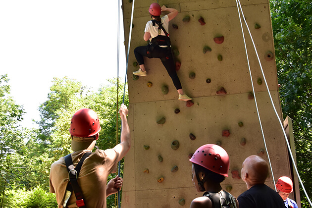 Fünf Personen an der Kletterwand Fünf Personen an der Kletterwand