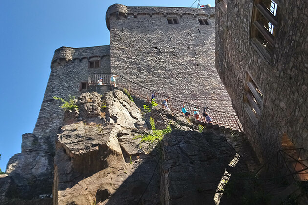 Besucher auf einer Burgtreppe Besucher auf einer Burgtreppe