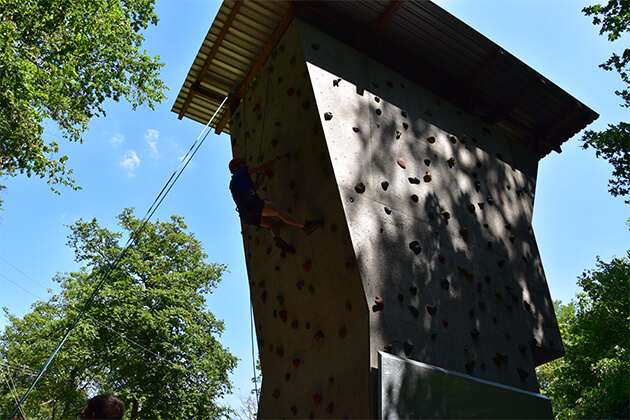 Person an einer Kletterwand Person an einer Kletterwand