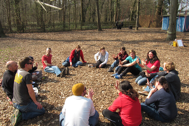 Personen bilden einen Sitzkreis Personen bilden einen Sitzkreis
