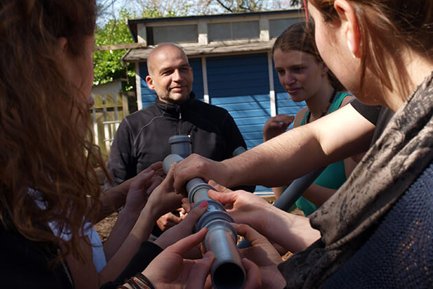 Personen bilden unter aufsicht ein zusammenhängendes Rohr Personen bilden unter aufsicht ein zusammenhängendes Rohr