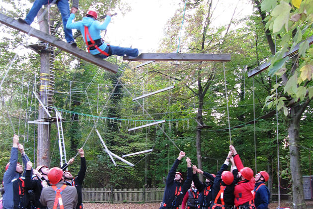 Eine Gruppe von Menschen beim klettern. Eine Gruppe von Menschen beim klettern.